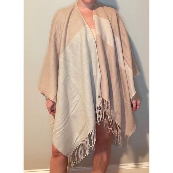 Soia and Kyo Poncho - Picture 3 of 5